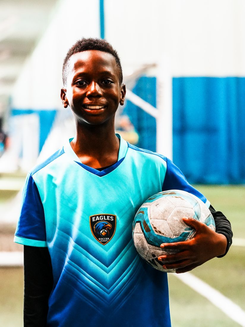 Portrait d’un jeune joueur avec son ballon